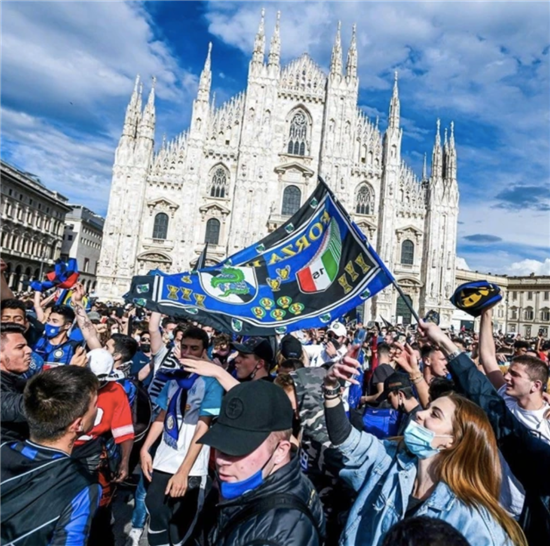 超过3万球迷走上了米兰的街头，庆祝国米夺冠。